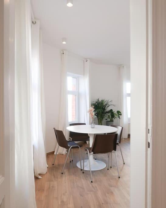 1 Bedroom In Center - 2nd Floor Appartement